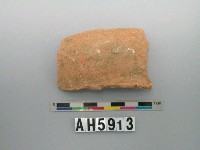 藏品(紅色夾砂素面陶片)的圖片